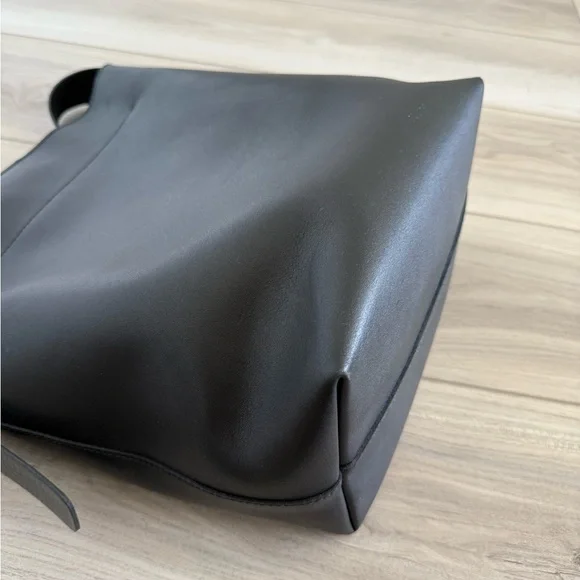 Madewell The Essential Bucket Tote - Picture 8 of 10